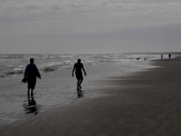 29172RoCrLe - Vacation at Kiawah Island, SC - Beach walk with Mom and Andy  Peter Rhebergen - Each New Day a Miracle